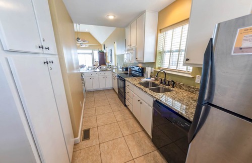 East End House | 20% OFF FALL, 3BR/3BA Dog-Friendly, BEACHFRONT, Center of Island