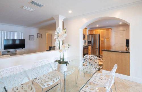 Pembroke Pines Villa | 211 m² Villa ∙ 5 bedrooms ∙ 16 guests