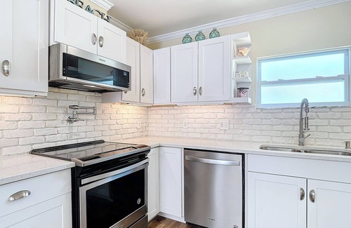 Mid Island House | 244 Dundee - Dog Friendly Island Cottage on Canal, Short Walk to the Beach!