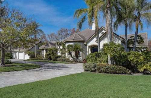 The Meadows House | 341 m² House ∙ 4 bedrooms ∙ 8 guests