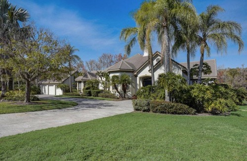 The Meadows House | 341 m² House ∙ 4 bedrooms ∙ 8 guests