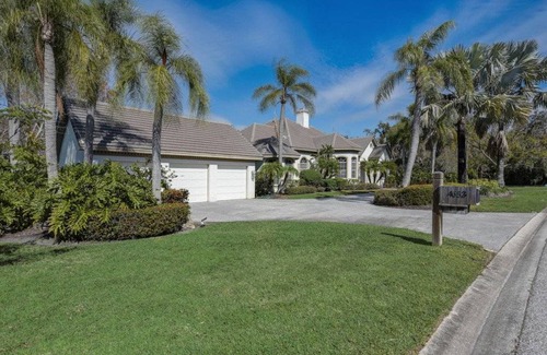 The Meadows House | 341 m² House ∙ 4 bedrooms ∙ 8 guests