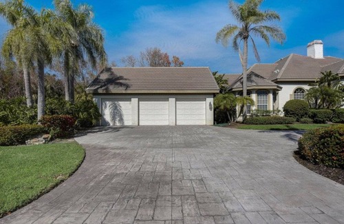 The Meadows House | 341 m² House ∙ 4 bedrooms ∙ 8 guests