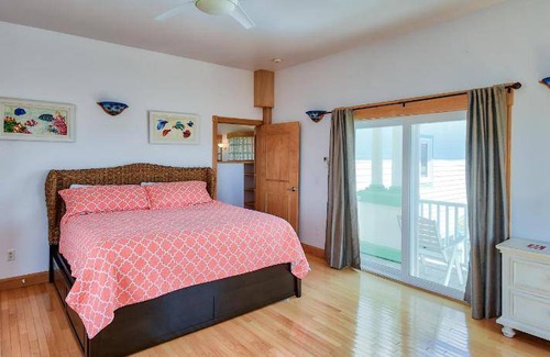 Marineland Acres House | 367 m² House ∙ 4 bedrooms ∙ 10 guests
