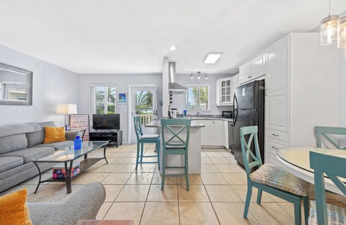 St. Pete Beach Condo | 5 star newly renovated condo 3 min. walk to the beach, bars, food & transport