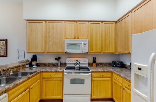 West Kissimmee Condo | 5th floor condo w/ sauna, shared pools, hot tub, gym, balcony, near theme parks