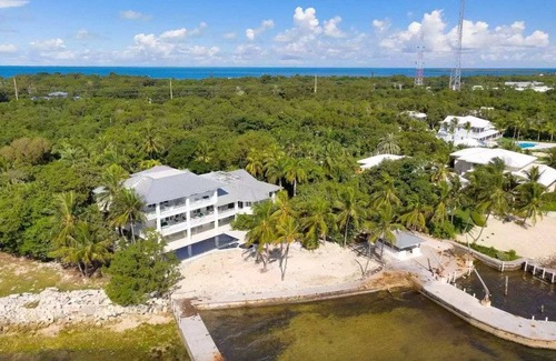 Tavernier House | 640 m² House ∙ 5 bedrooms ∙ 14 guests