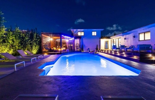 Golden Glades House | 7 Bedroom Villa Catalina Salt Water-Pool BKT Court