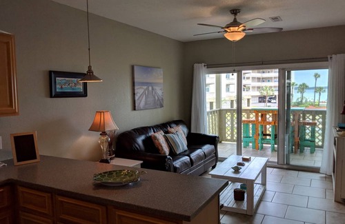 Pensacola Beach Condo | 70 m² Condo ∙ 2 bedrooms ∙ 6 guests