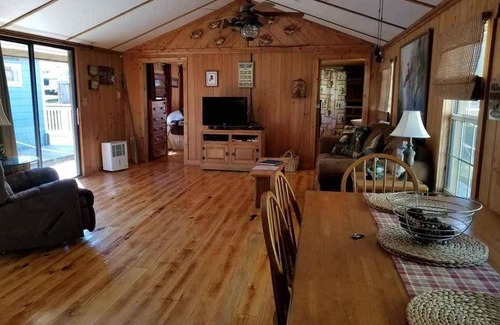 Historic Downtown Apalachicola Boat Rental | 84 m² Houseboat ∙ 1 bedroom ∙ 4 guests