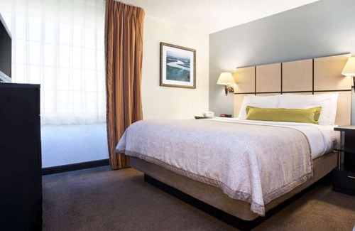 Doral House | A Place You'll Surely Enjoy! 2 Spacious Units, Pool, Kitchen, Free Parking!
