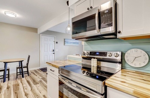 Fernandina Beach Condo | Ace the Vacation: Pool, Tennis, Walk to Beach!