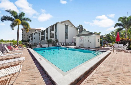 South Island Apartment | Admiral's Bay 153, 2 Bedrooms, Heated Pool, BBQ, Tennis, Elevator, Sleeps 4