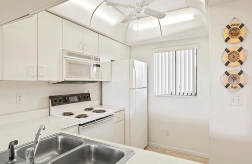 South Island Apartment | Admiral's Bay 153, 2 Bedrooms, Heated Pool, BBQ, Tennis, Elevator, Sleeps 4