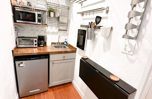 United Central Apartment | Adorable Modern Studio East - 10 minutes to the beach and 5 minutes to downtown
