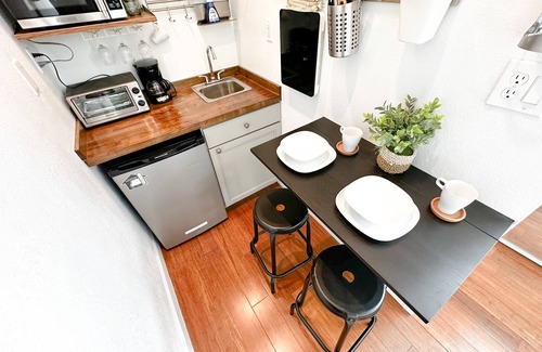United Central Apartment | Adorable Modern Studio East - 10 minutes to the beach and 5 minutes to downtown