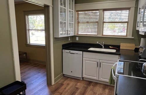 Altamont Manor House | Altamont Park~Entire Charming Bungalow~5-10 min walk to Food, Shops & Town!