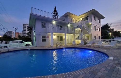 Central Beach Apartment | Bayshore Breeze 3 - King Bed, Kitchen, Parking