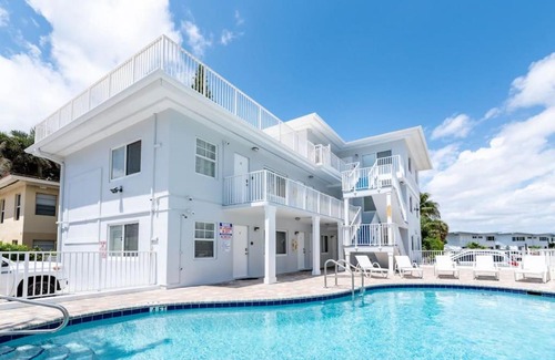 Central Beach Apartment | Bayshore Breeze 3 - King Bed, Kitchen, Parking