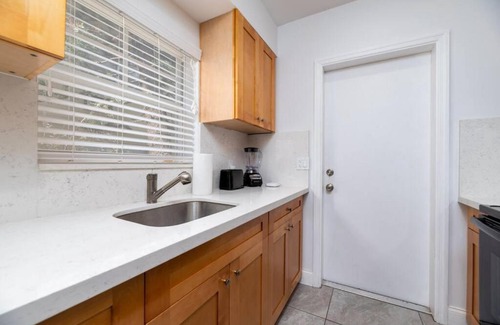 Central Beach Apartment | Bayshore Breeze 3 - King Bed, Kitchen, Parking