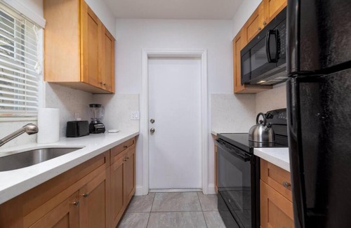 Central Beach Apartment | Bayshore Breeze 3 - King Bed, Kitchen, Parking