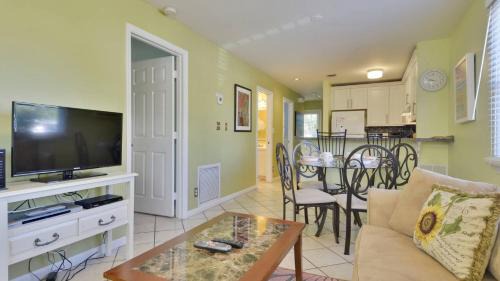 Truman Annex House | Beach House Condo by AvantStay Communal Pool Gated Community Great Location Week Long Stays