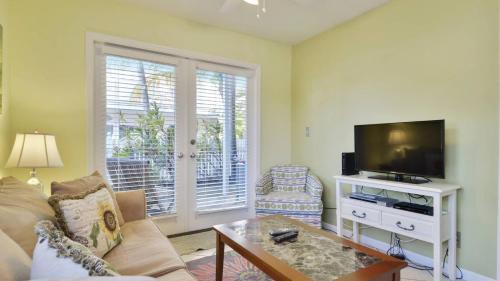 Truman Annex House | Beach House Condo by AvantStay Communal Pool Gated Community Great Location Week Long Stays