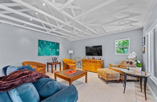 Laguna Shores Apartment | Beach view Pool Home