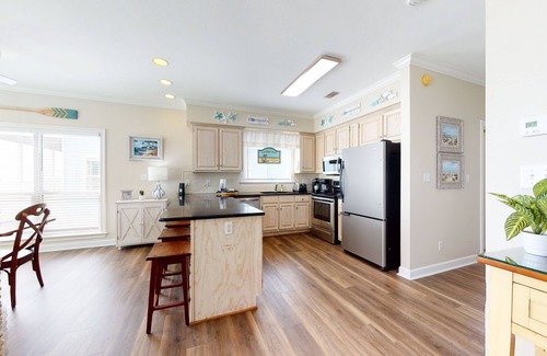 Morgantown House | Beachfront duplex with pool, tennis court, central AC & balcony - near dining
