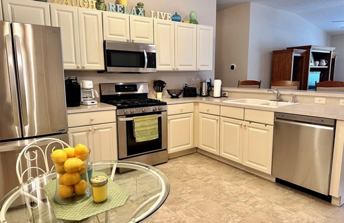 Mallory Square House | Beautiful 2/2 Dog Friendly Patio Villa w/BBQ & Close to Lake Sumter Landing!