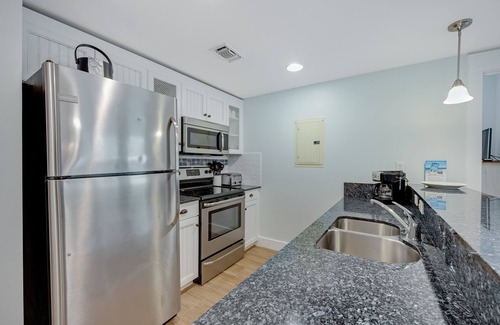 Baytowne Wharf Condo | Beautiful condo w/shared pool & hot tub, private W/D - near the beach