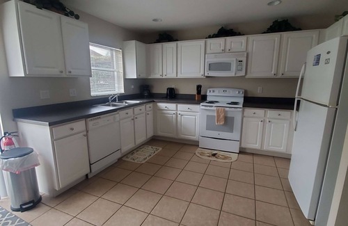 Lake Wilson Preserve House | Beautiful Vacation Home, Quiet Neighborhood, Sunny South Facing Pool