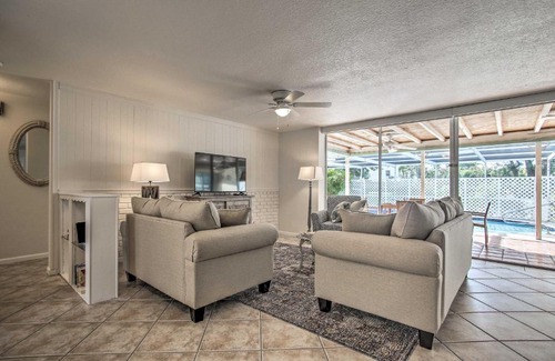 Singer Island House | Breezy Updated Home - Walk to Beach and Restaurants!