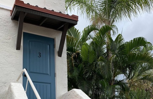 Parrot Cove Apartment | Bridge to Paradise...(1.3 miles from 🏖beach & .3 Lakeworth Golf ⛳️ Club)