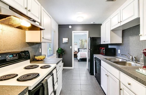 Lake Ridge Apartment | BRiGHT Lush 2BR/w Pool