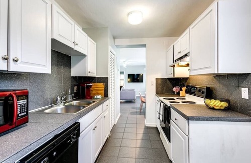 Lake Ridge Apartment | BRiGHT Lush 2BR/w Pool