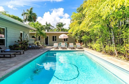 Lake Ridge Apartment | BRiGHT Lush 2BR/w Pool