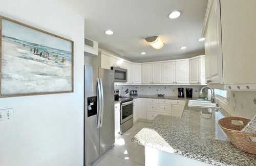 Toilla Segunda House | Bring and airy Beach Home Just One Block to Beach Access W/a Private Pool!