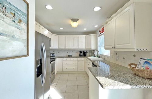 Toilla Segunda House | Bring and airy Beach Home Just One Block to Beach Access W/a Private Pool!