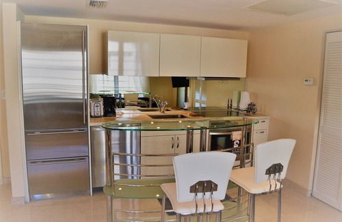 South Beach Condo | Carlyle Art Deco Residence on South Beach Ocean Drive Al Pacino would stay here!