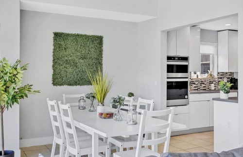 North Central Hollywood House | Casa Utopia Waterfront Pool 15 min to Beach