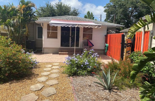 Disston Heights House | Charming 2-bedroom bungalow in serene St. Petersburg with WiFi,