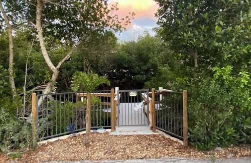 Rock Ridge House | Charming 2-bedroom house with dock, AC, & Wifi. Enjoy kayakingn2 min from beach