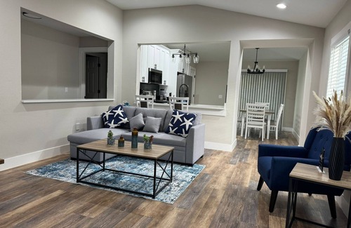 Seffner Community Alliance House | Charming 3-bedroom house in Tampa: Free parking, Pet Friendly, Full Kitchen