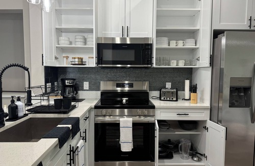 Seffner Community Alliance House | Charming 3-bedroom house in Tampa: Free parking, Pet Friendly, Full Kitchen