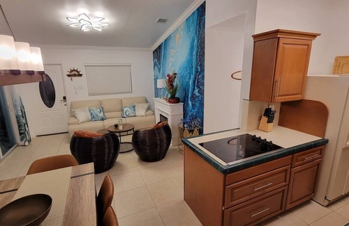 Blue Harbor Club House | Charming Canal-Front House | WiFi+Swim+Kayak+Fish