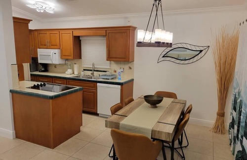 Blue Harbor Club House | Charming Canal-Front House | WiFi+Swim+Kayak+Fish