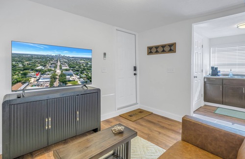 Historic Kenwood Apartment | Charming grand central studio-parking, WiFi, furnished