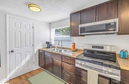 Historic Kenwood Apartment | Charming grand central studio-parking, WiFi, furnished