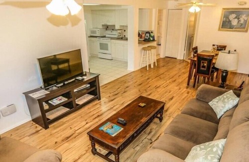 Mid Island House | Charming home, centrally located to town + beach